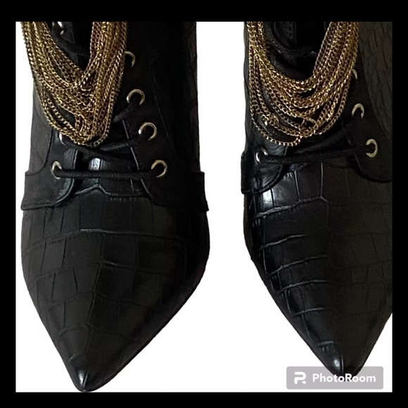 Shoedazzle “Keep Me High” US 7 Black w/Gold Chains Booties Stile Faux Leather - Picture 6 of 15